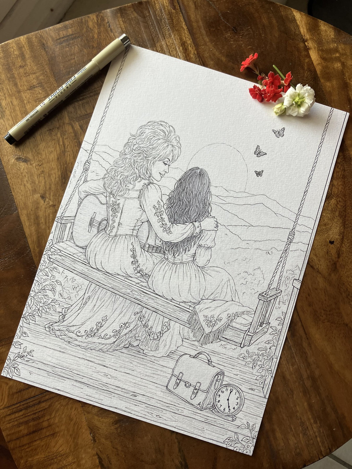 Illustration en noir et blanc hommage à Dolly Parton, photographiée avec un stylo et des fleurs.