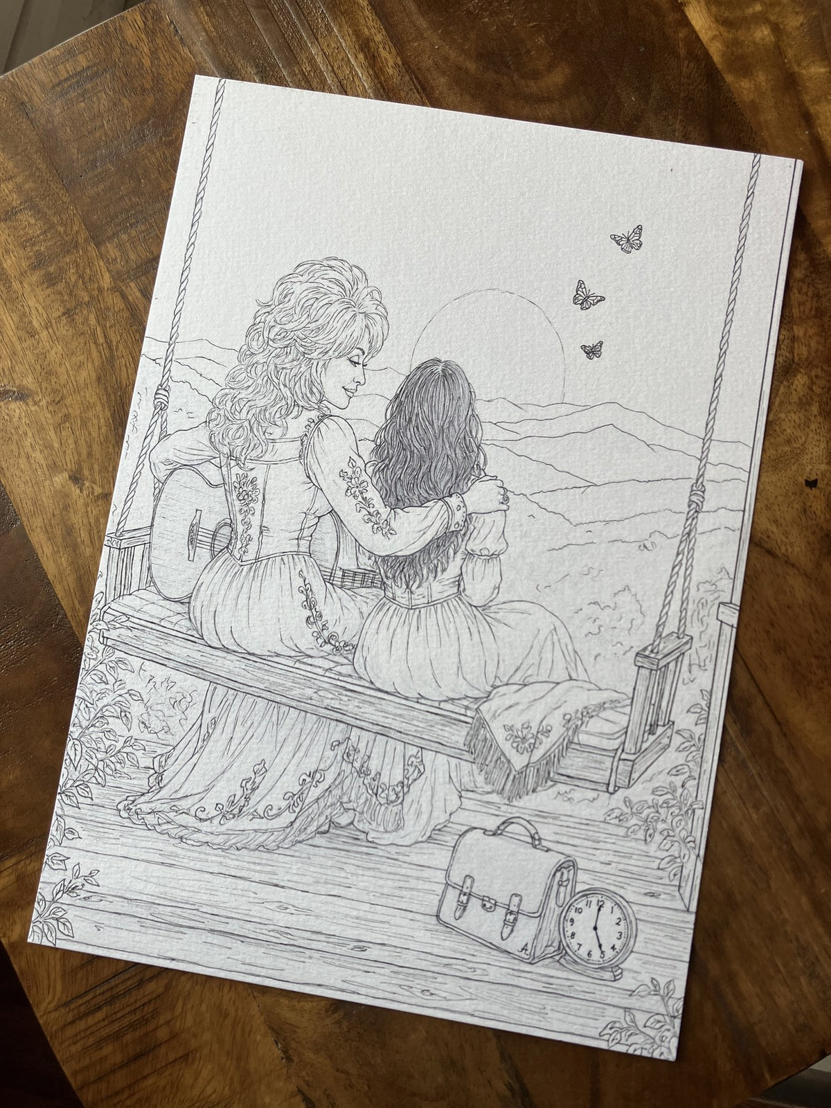 Vue rapprochée de l’illustration hommage à Dolly Parton, imprimée en noir et blanc.