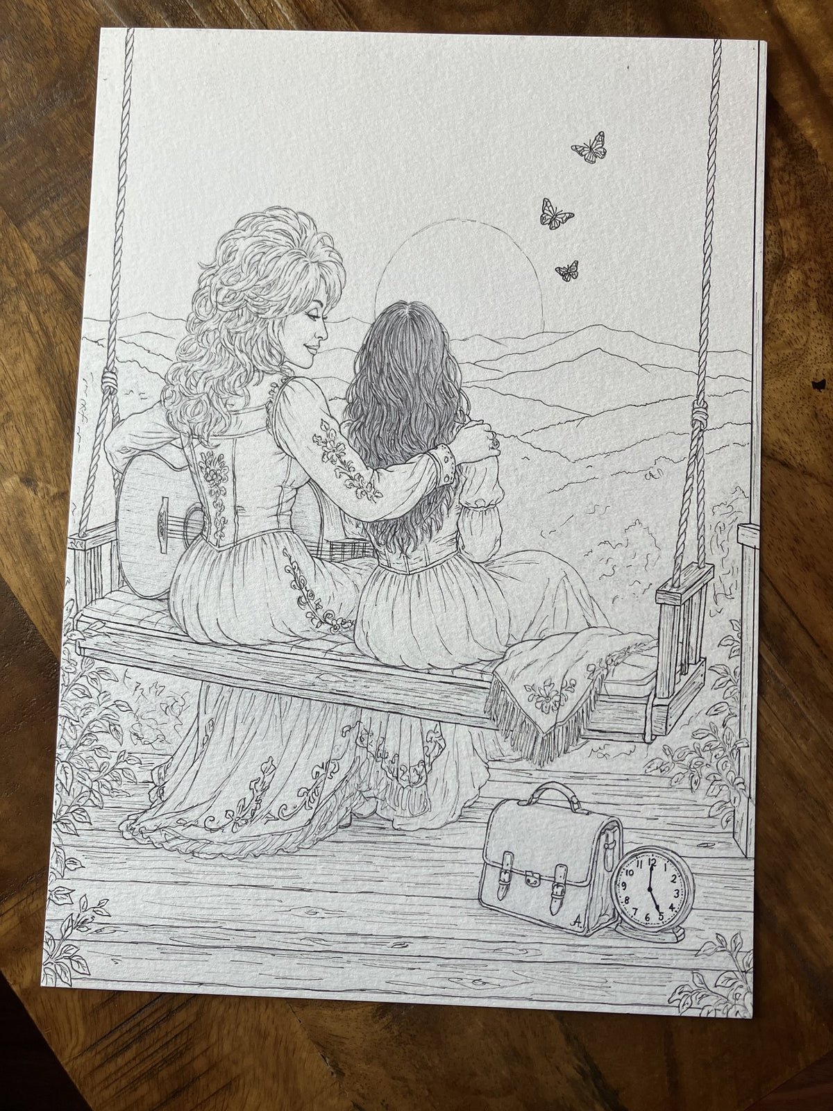 Illustration complète hommage à Dolly Parton, avec montagnes, guitare, papillons et réveil.